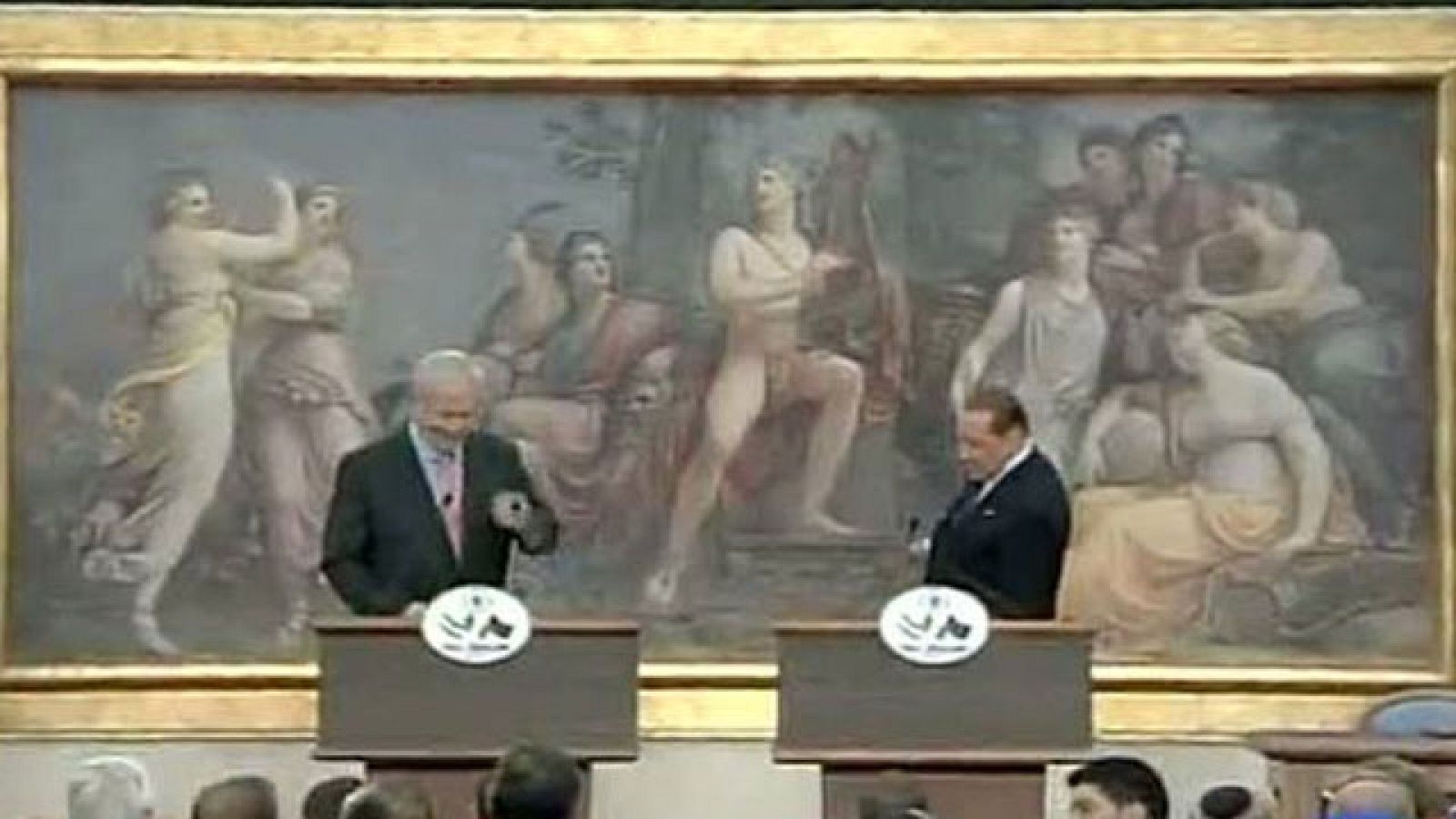 Los italianos han rechazado en referendum las centrales nucleares, los planes de privatización del abastecimiento de agua del primer ministro Berlusconi y su impunidad mediante el legítimo impedimento. la oposición pide elecciones anticipadas.