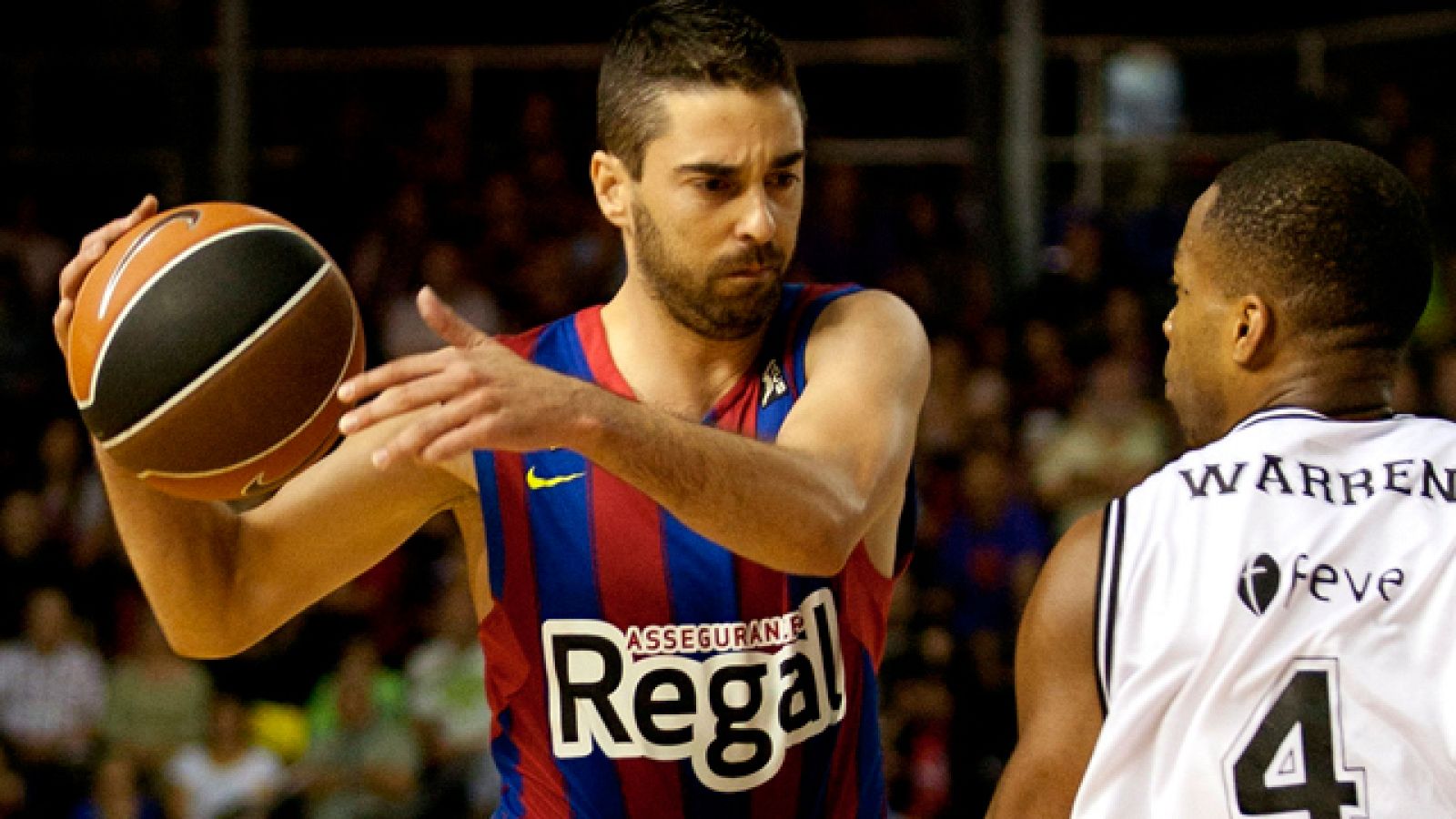 Regal Barcelona y Bizkaia Bilbao Basket se enfrentan en el tercer partido de la fase final de la Liga ACB. Tras dos victorias de los azulgrana, los hombres de negro necesitan ganar para mantener sus aspiraciones de hacerse con el título de la Liga.