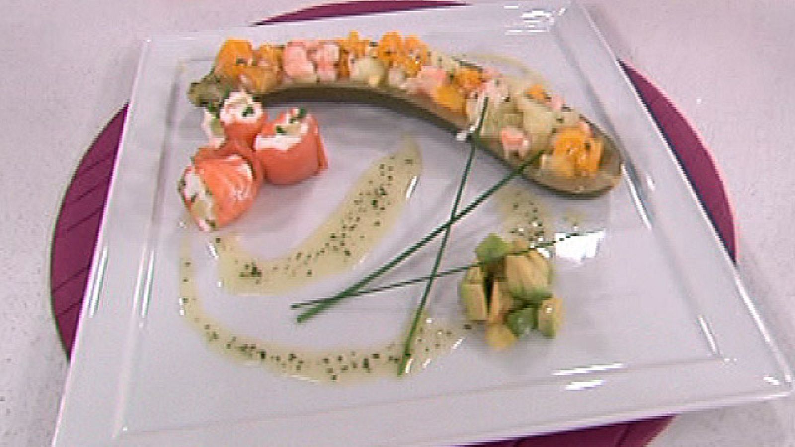 Calabacines rellenos de langostinos con rollos de aguacate