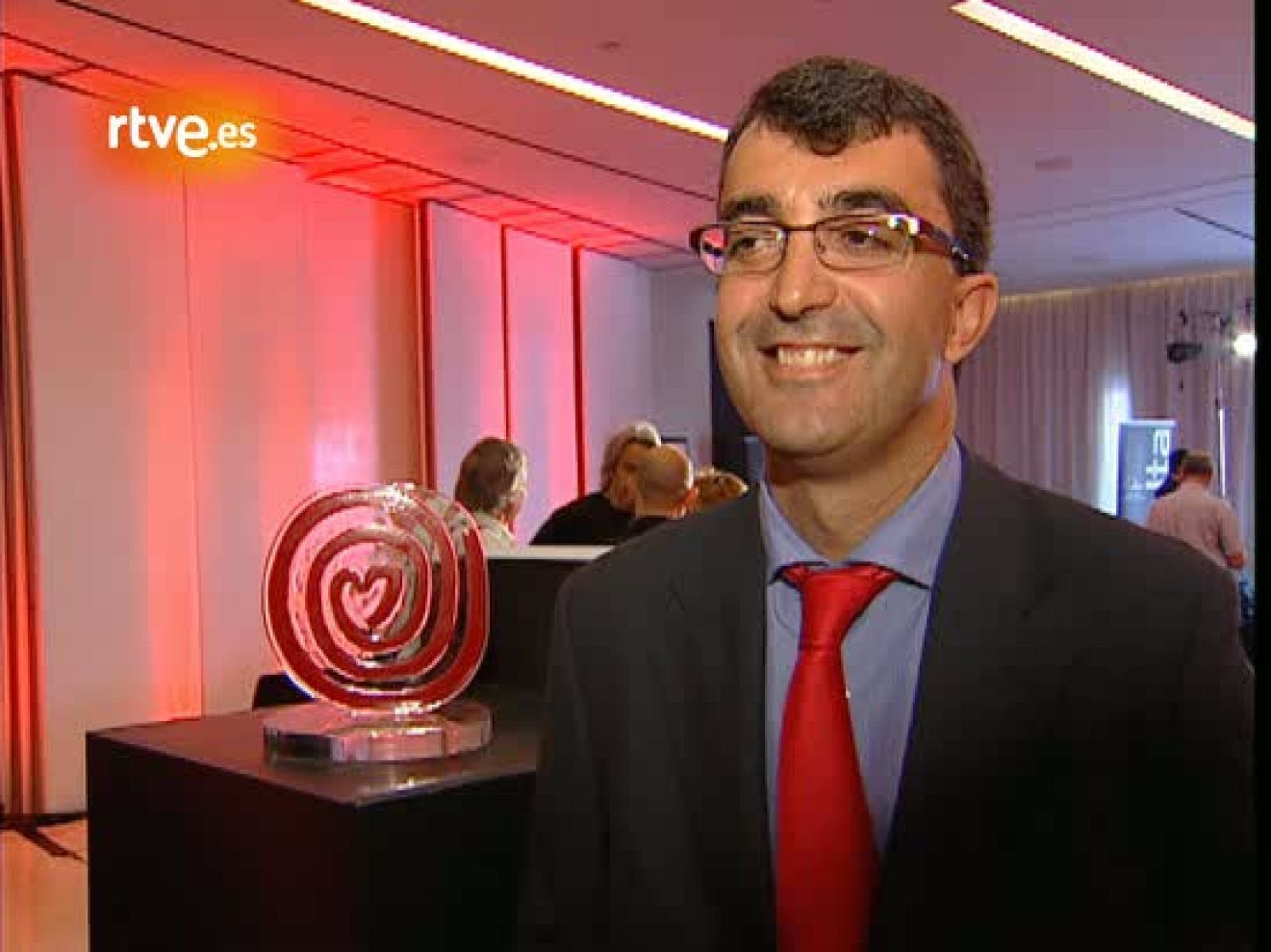 El director de la Vuelta a España, Javier Guillén, ha admitido tras el acto de presentación del nuevo trofeo de la Vuelta a España 2011 que en estos momentos "está muy difícil que Contador corra la Vuelta". Tras el anuncio del madrileño de participar