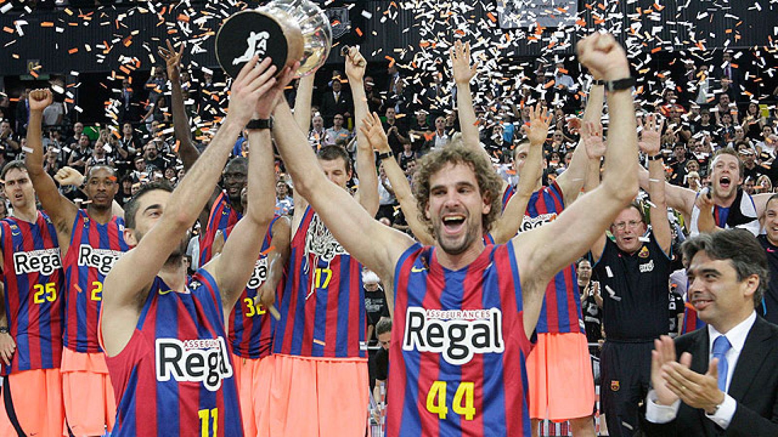 Los jugadores del Regal Barcelona levantan la copa que les acredita como nuevos campeones de la LIga ACB, tras derrotar al Bilbao Basket por un claro 3-0.