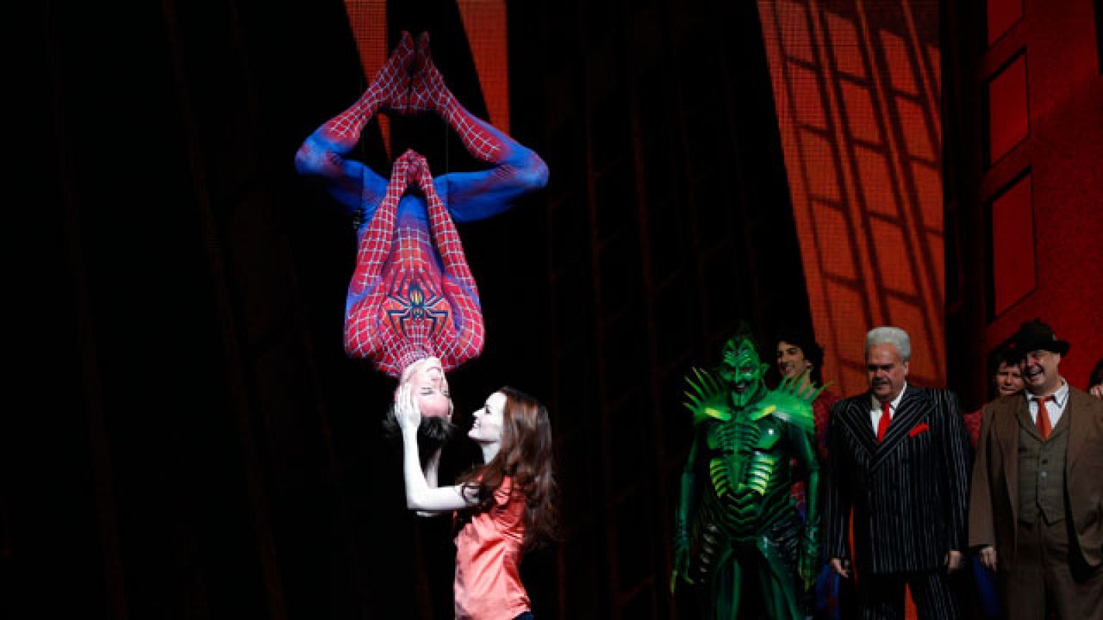 Multitudinario y glamouroso estreno de 'Spider-Man' en Broadway | Ver