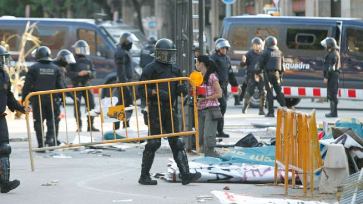 Telediario 1 - Impiden el acceso al Parlamento