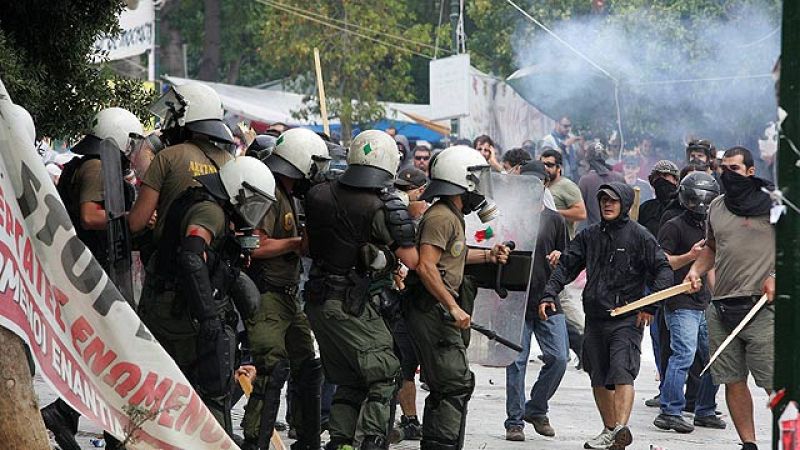 Los indigandos de Barcelona se concentraron frente a la comisaría donde están los 6 detenidos tras los altercados de ayer en el Parlamento catalán.