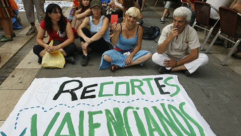 Indignados valencianos se concentran en la investidura de Camps