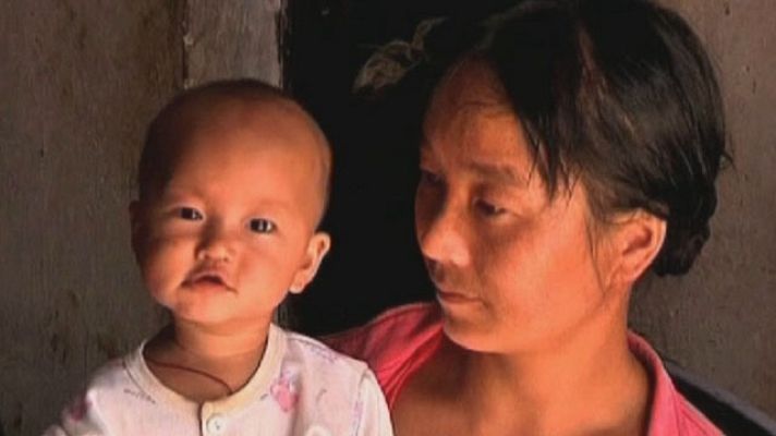 Telediario 1 - Envenamiento de niños chinos