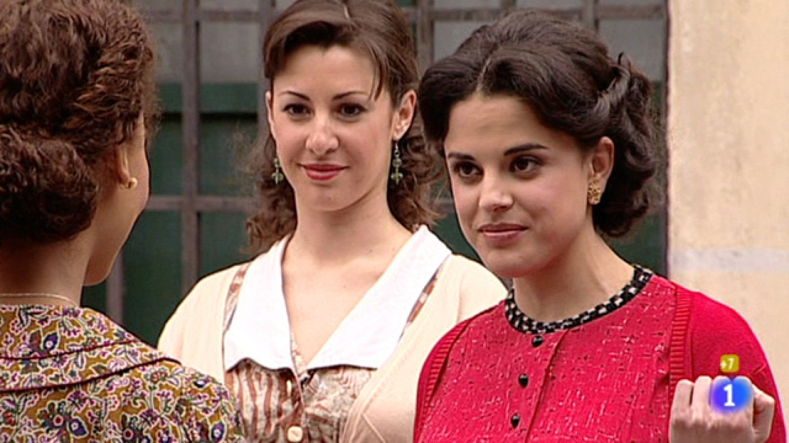 Amar - Fina se burla de Leona por su color de piel