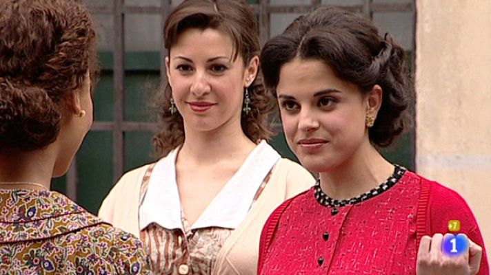 Amar en tiempos revueltos - Fina se burla de Leona por su color