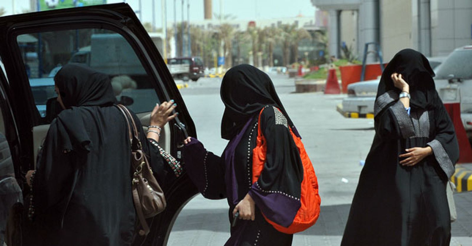 Las mujeres saudLas mujeres saudíes protestan contra la prohibición de conducir