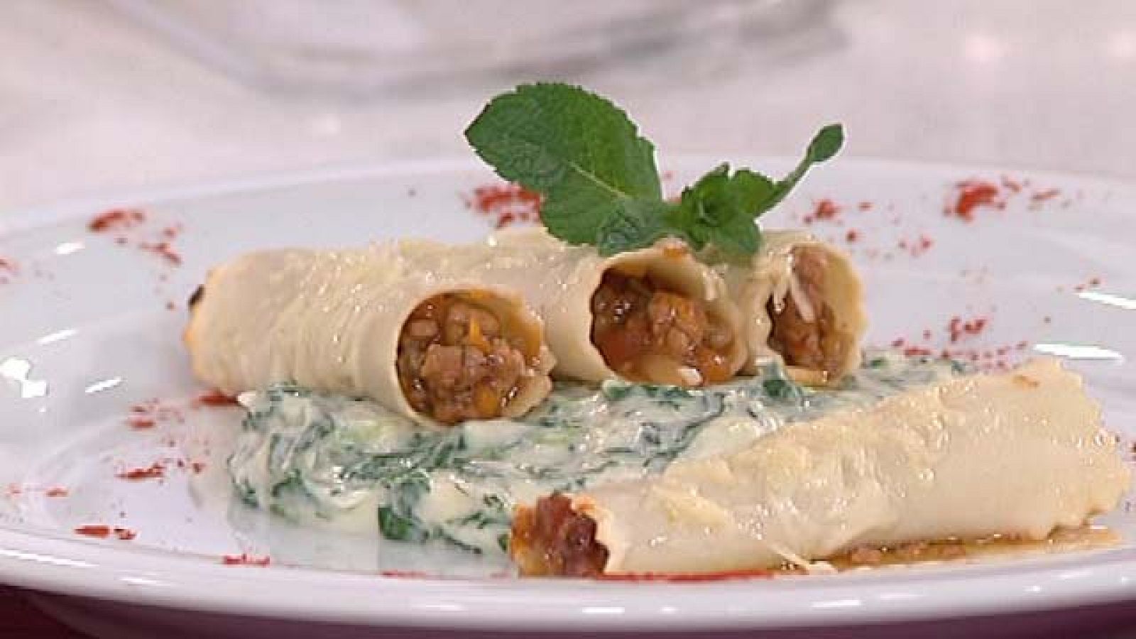 Canelones rellenos de ternera al jerez con espinacas a la crema
