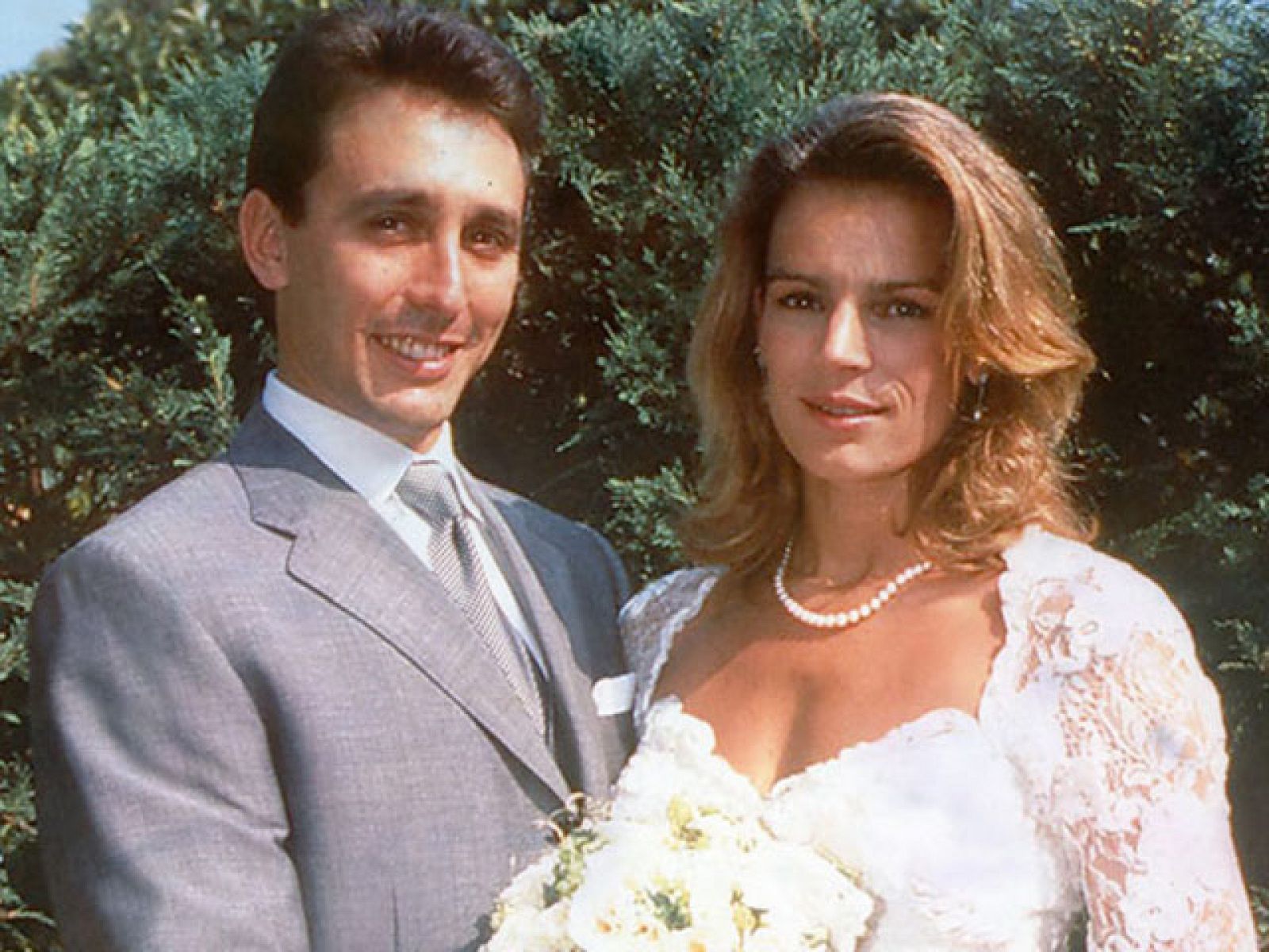 Estefanía de Mónaco se dio el sí quiero con Daniel Ducruet el 1 de julio de 1995. La princesa logró que su padre diera el visto bueno a su relación con su guardaespaldas, con el que había tenido dos hijos: Louis, en 1992 y Pauline en 1994.