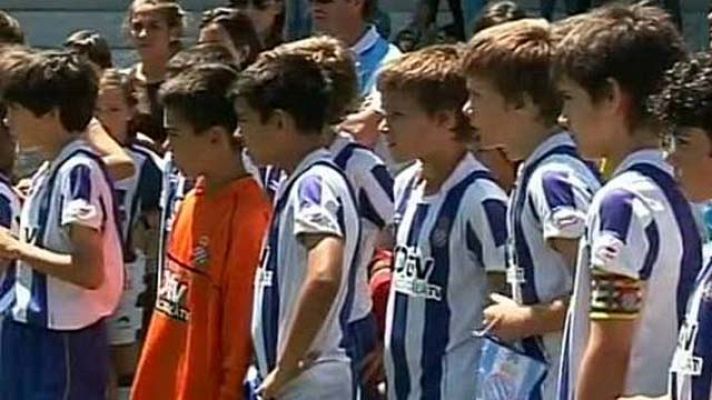 Telediario 1 - El Sevilla alevín cede su trofeo