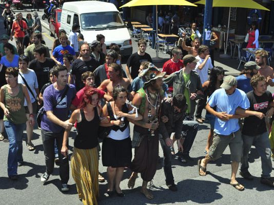 La tarde en 24h - La exdirigente de Batasuna Aurore Martin escapa de la policía gracias a un centenar de simpatizantes