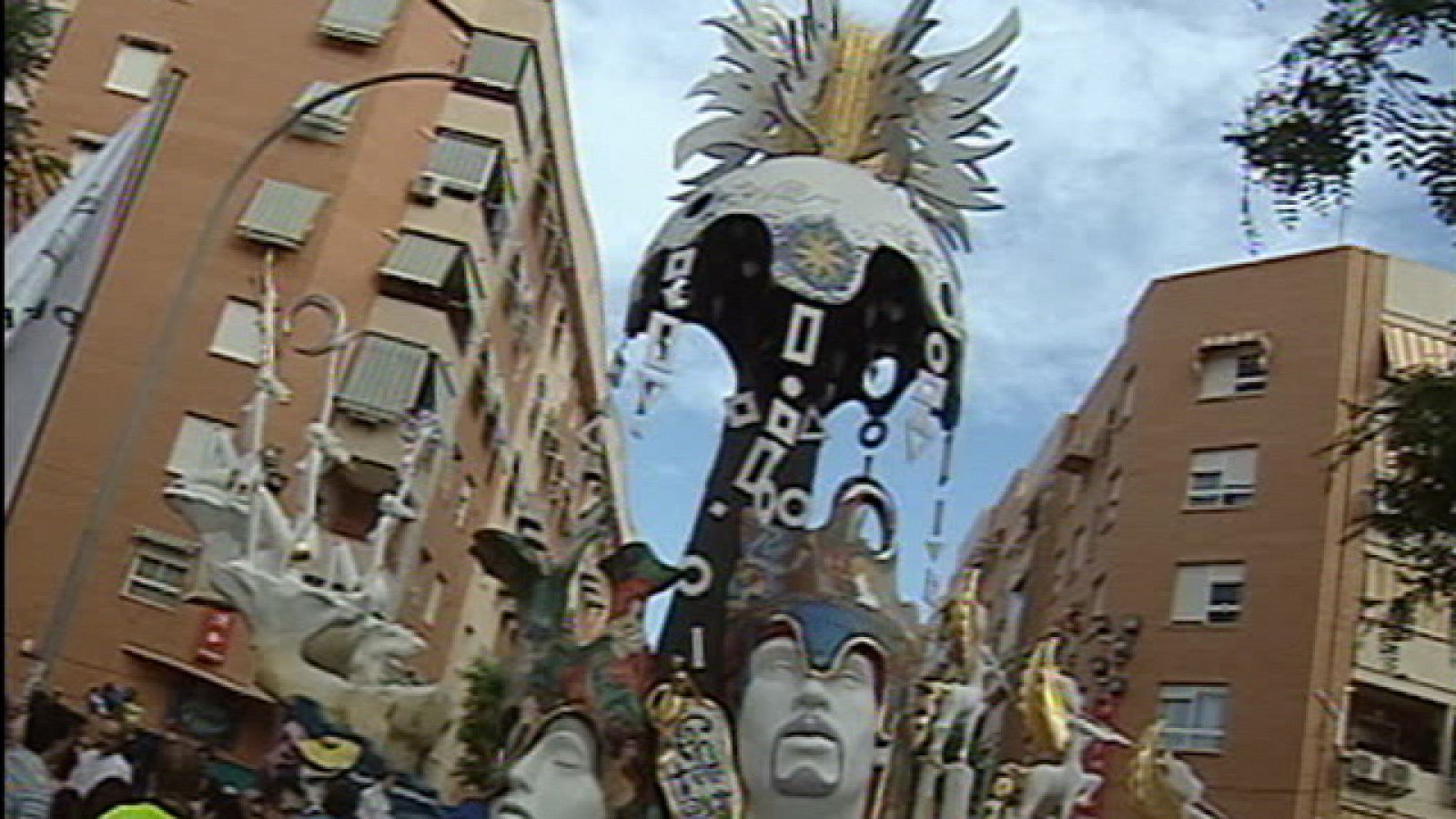 En Alicante es, además, fiesta grande, y allí mañana quemarán 184 monumentos de cartón piedra.