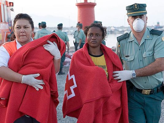 Telediario 1 - Rescatan a 54 inmigrantes