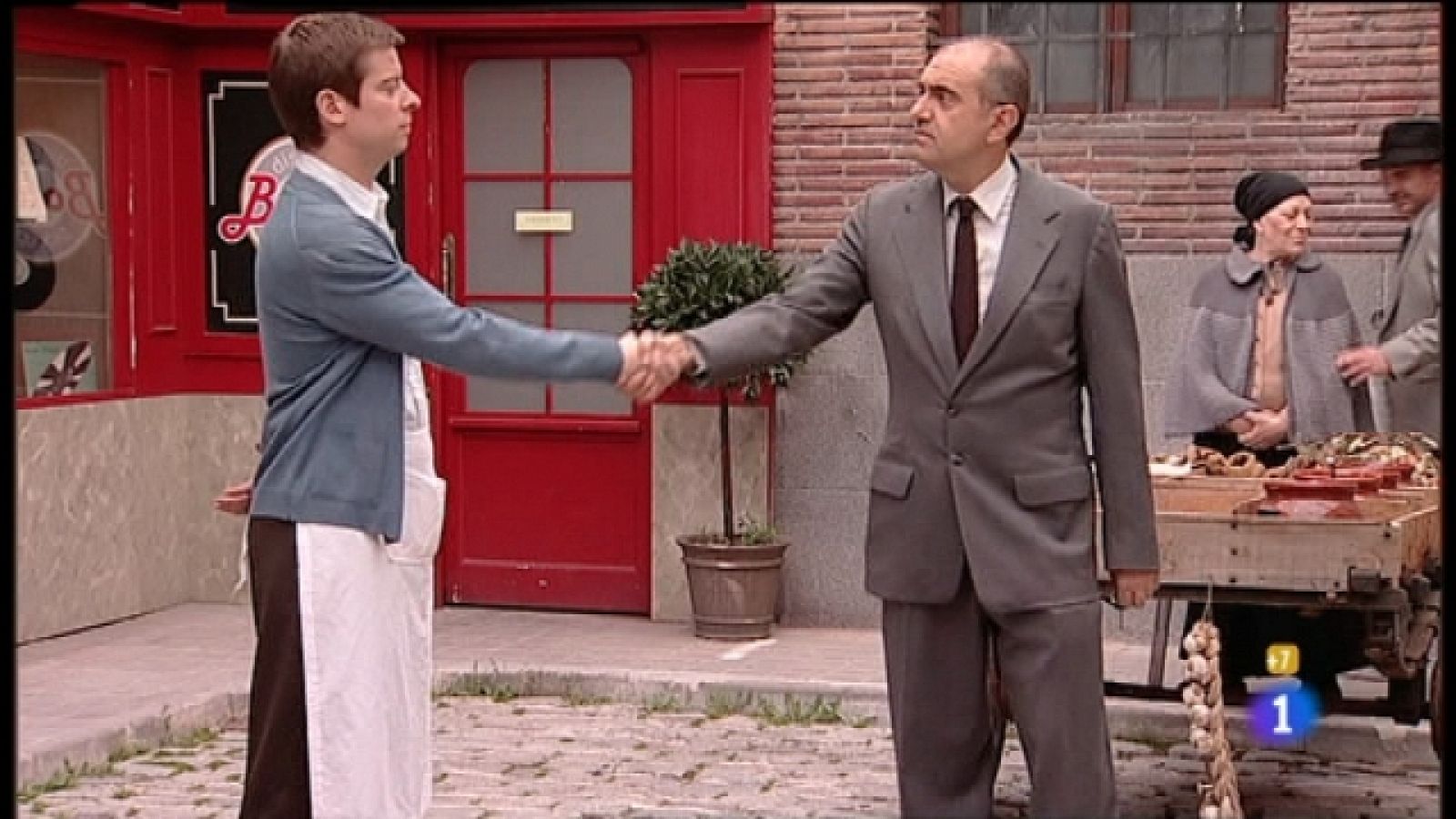 Amar en tiempos revueltos - T6 - Capítulo 210 - La discusión entre Felisa y Manolita se extiende a todos, quedando ambas familias enfrentadas - Ver ahora