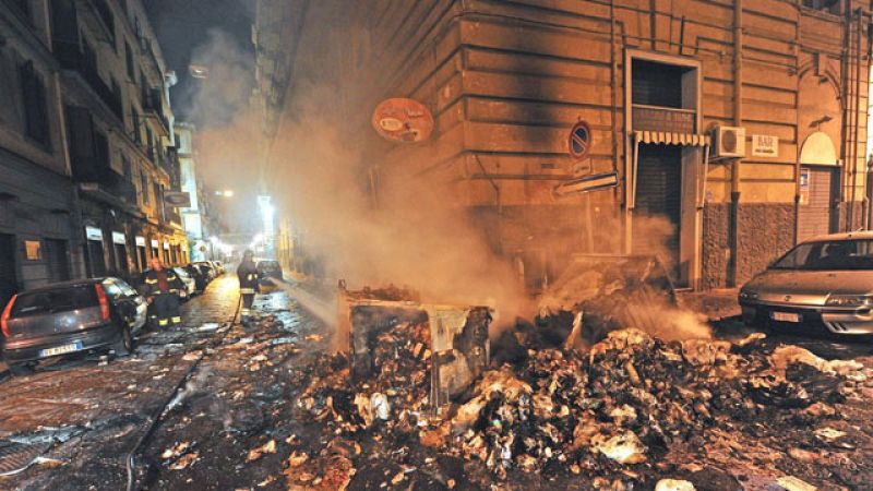Nueva emergencia por la acumulación de basuras en Napoles