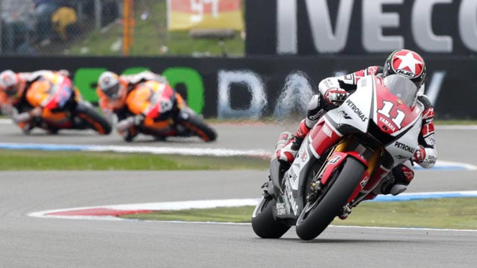 Spies gana la carrera de MotoGP de Assen, pero el protagonista a su pesar fue Simoncelli tras tirar a Lorenzo