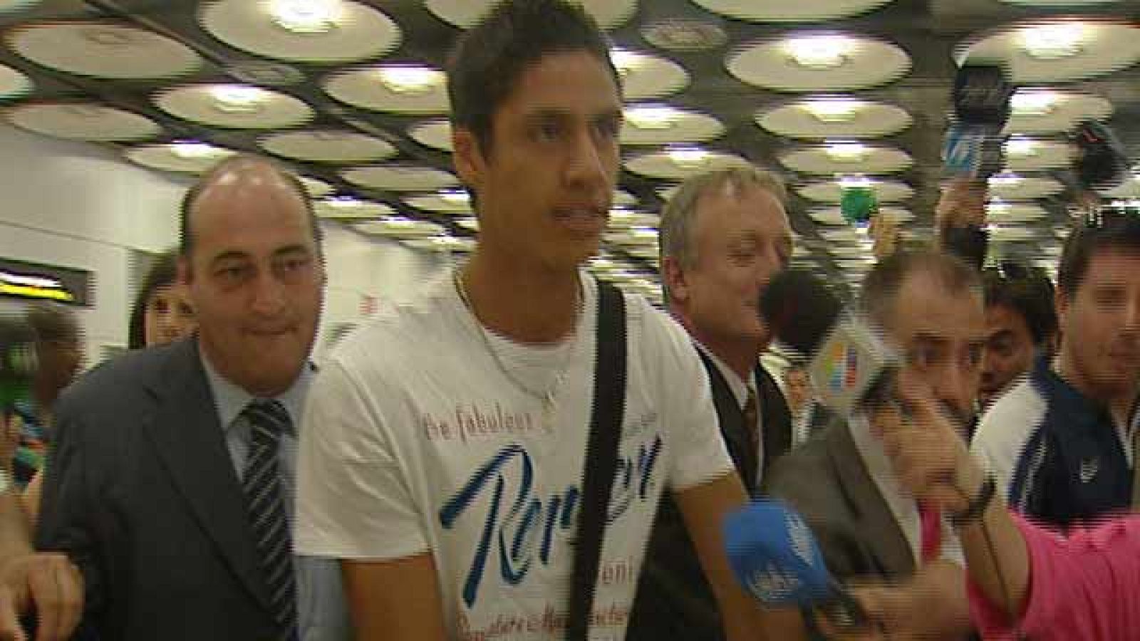 El defensa francés Raphael Varane, de 18 años, ha llegado esta mañana a la capital española, ha asegurado que está "muy feliz" por convertirse en jugador del Real Madrid.