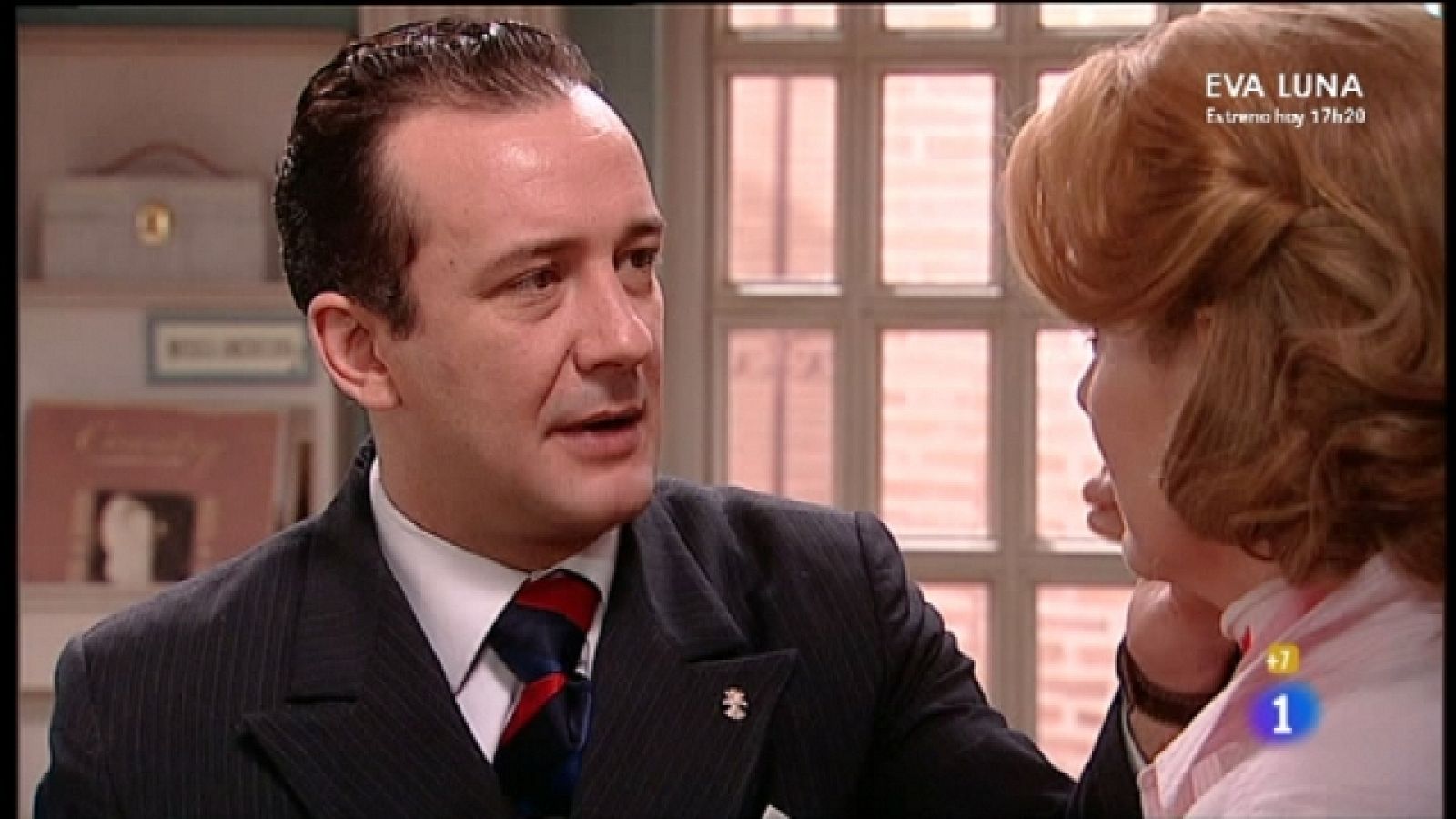 Amar en tiempos revueltos - T6 - Capítulo 213 - Andrés vuelve a visitar a Irene para pedirle una respuesta pero Irene le ruega que no insista - Ver ahora