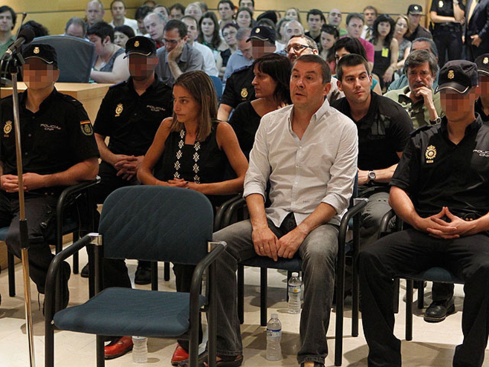 Otegi se desmarca de la violencia armada de ETA