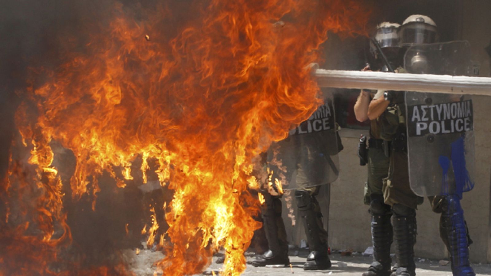 Grecia afronta una doble huelga general, mientras el Parlamento debate los recortes
