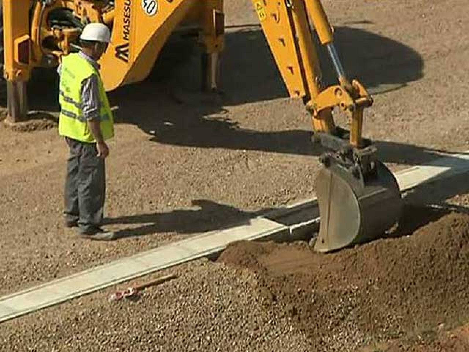 El Gobierno conservador portugués de Passos Coelho ha paralizado las obras del AVE Madrid-Lisboa dentro de su plan de austeridad. En España, el Ministerio de Fomento ha anunciado que se pedirán explicaciones al Gobierno portugués ya que se trata de
