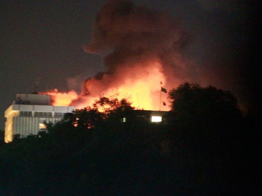 Informativo 24h - Imagen del incendio en el Hotel Intercontinental de Kabul, atacado por los talibanes