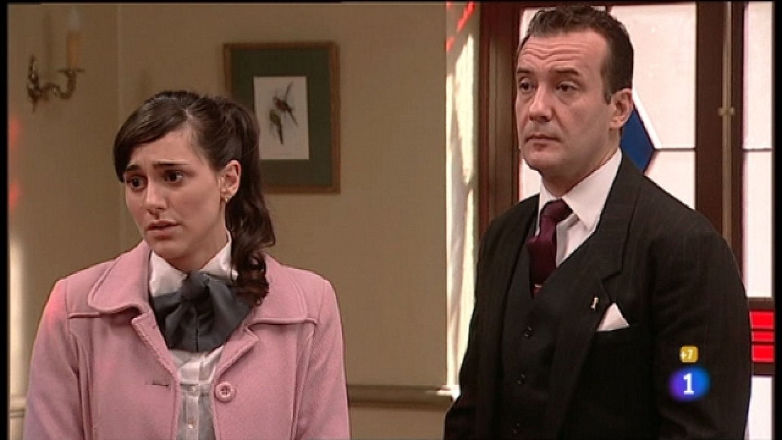 Amar en tiempos revueltos - T6 - Capítulo 215 y 216 - Andrés y Gloria sorprenden a Benita en una situación comprometida - Ver ahora