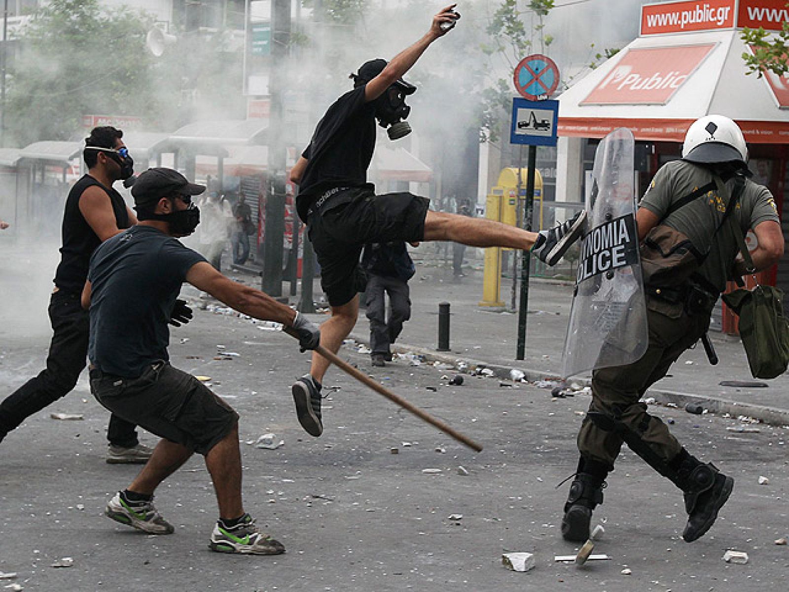 Violentos enfrentamientos en Atenas tras aprobar el Parlamento griego el nuevo plan de ajuste que le reclamaban la UE y el FMI