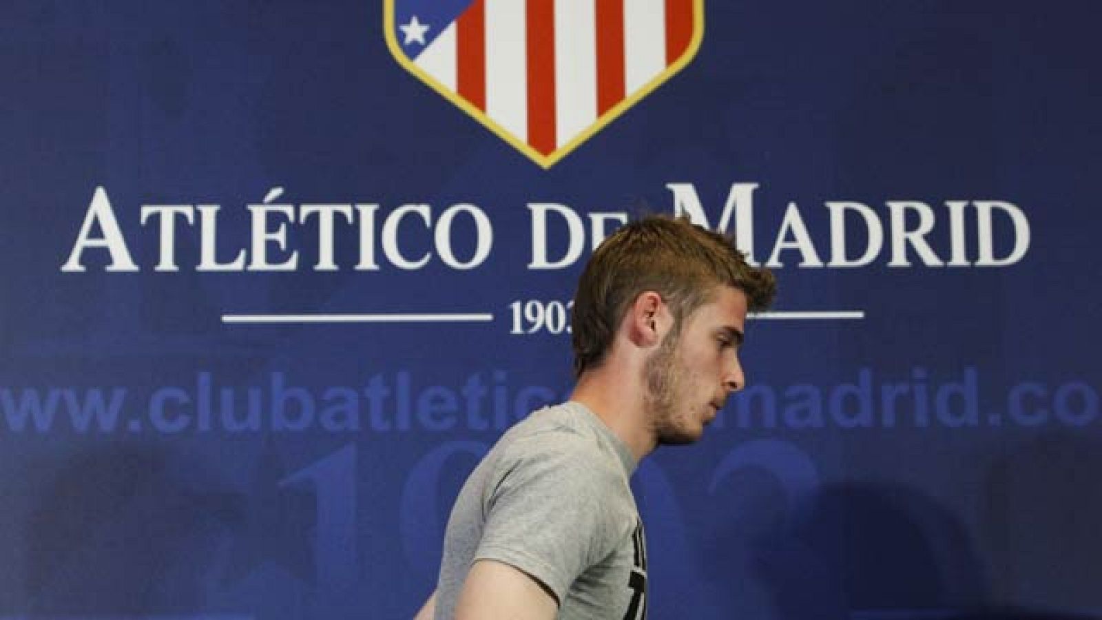 El joven guardameta español, David de Gea, ha reconocido que estaba viviendo un "momento difícil" en la rueda de prensa de despedida como jugador del Atlético de Madrid.