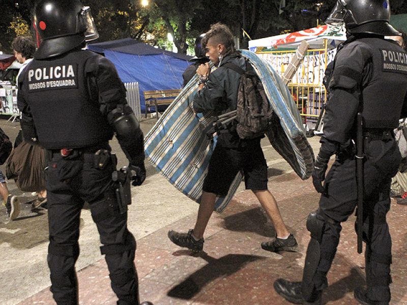La policía desaloja sin incidentes a los acampados de la plaza de Cataluña - Informativo 24h | Ver
