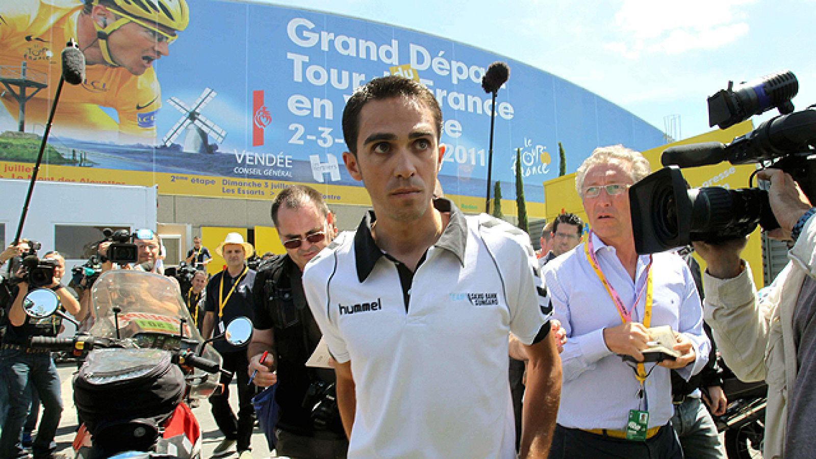 La región bretona de la Vendeè apura las horas que faltan para acoger el comienzo de la 98 edición del Tour de Francia. Alberto Contador y Andy Schleck, los dos gladiadores que parten como favoritos ya están preparados para arrancar este sábado.