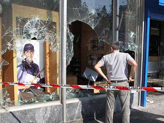 La tarde en 24h - Grecia aprueba el plan de ajuste