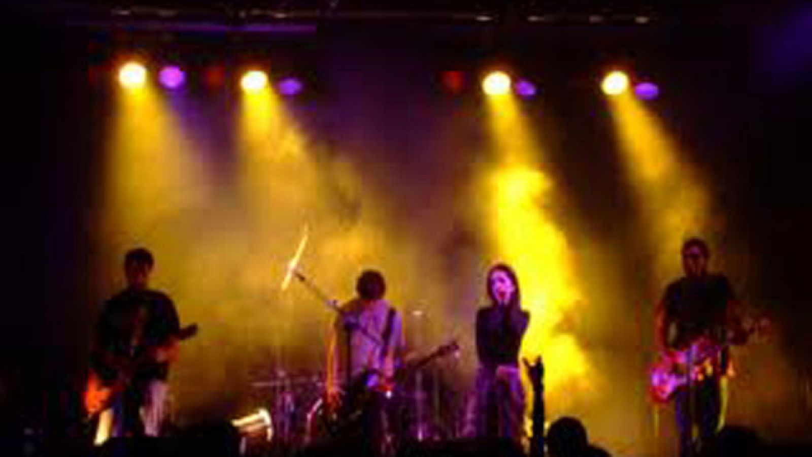 La crisis también alcanza a los artistas y los conciertos y actuaciones de verano. Los ayuntamientos reducen sus presupuestos y orquestas, cantantes, grupos de animación o compañías de teatros