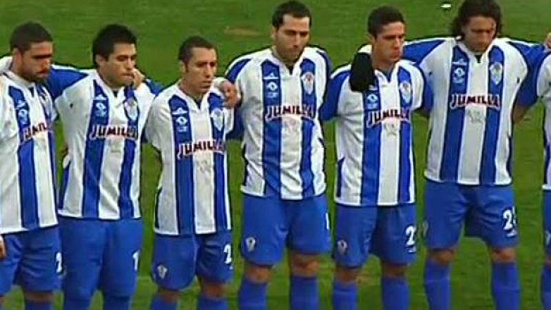 La mala situación económica ha ahogado a doce clubes de segunda división B, que serán descendidos por su falta de pagos.