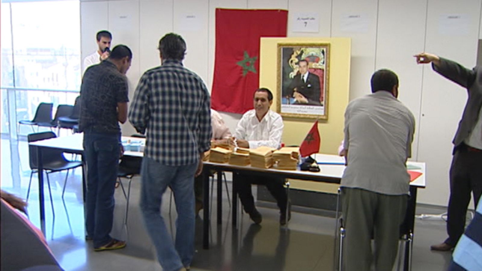 Los casi 560.000 marroquíes que viven en España pueden participar en la consulta | Ver