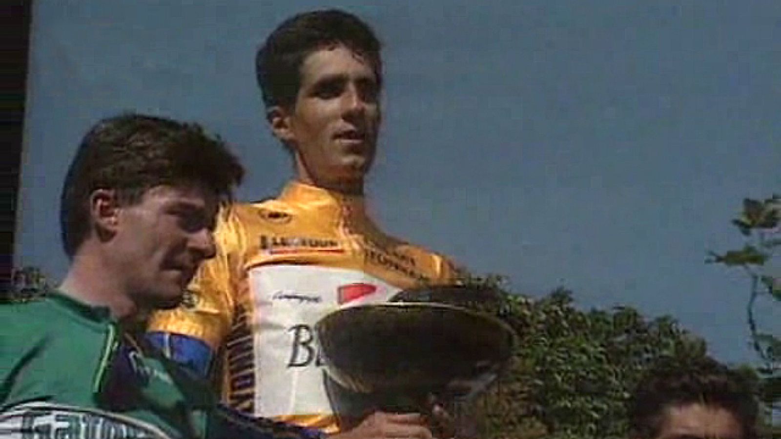 El ganador de cinco Tours, Miguel Indurain, celebra en bicicleta el 20 aniversario de su primer Tour. los ciclistas del pelotón recuerdan a TVE como vivieron ese momento.