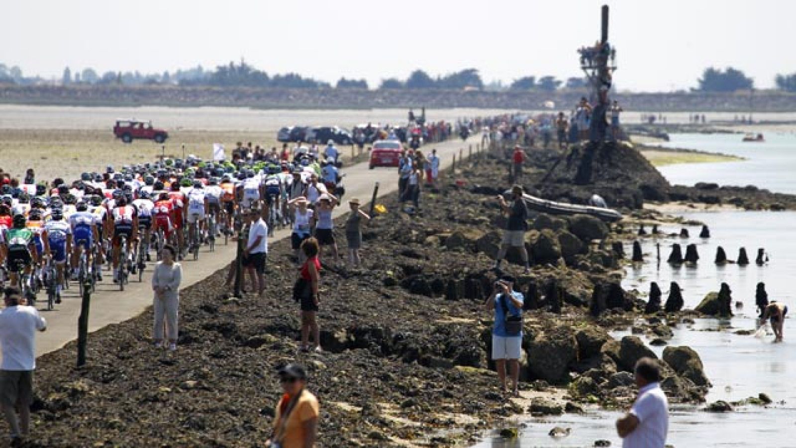 El pelotón del Tour de Francia supera el Passage du Gois en la primera etapa de la ronda gala, en la que Alberto Contador parte de nuevo como favorito