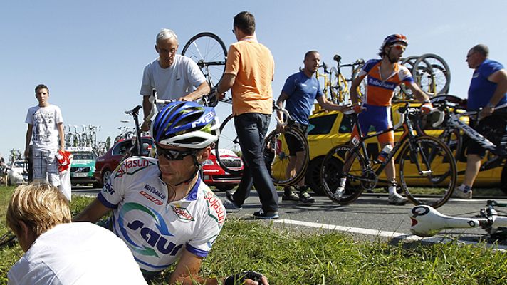 Tour de Francia - Una montonera corta a Contador