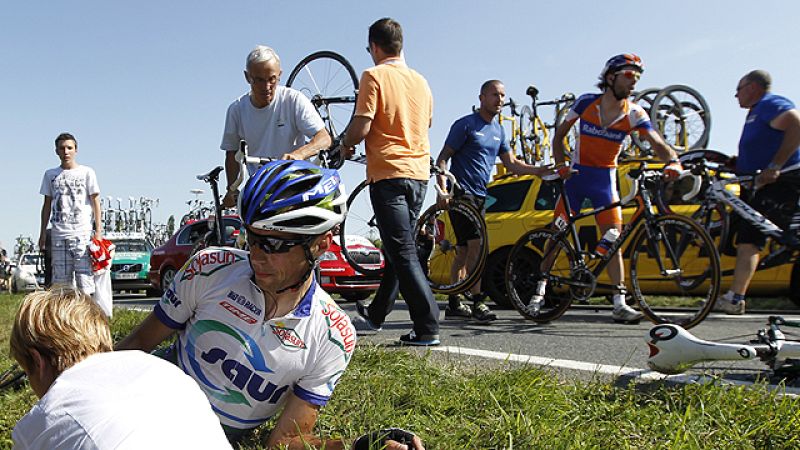 Contador, cortado por una caída y montonera en el Tour