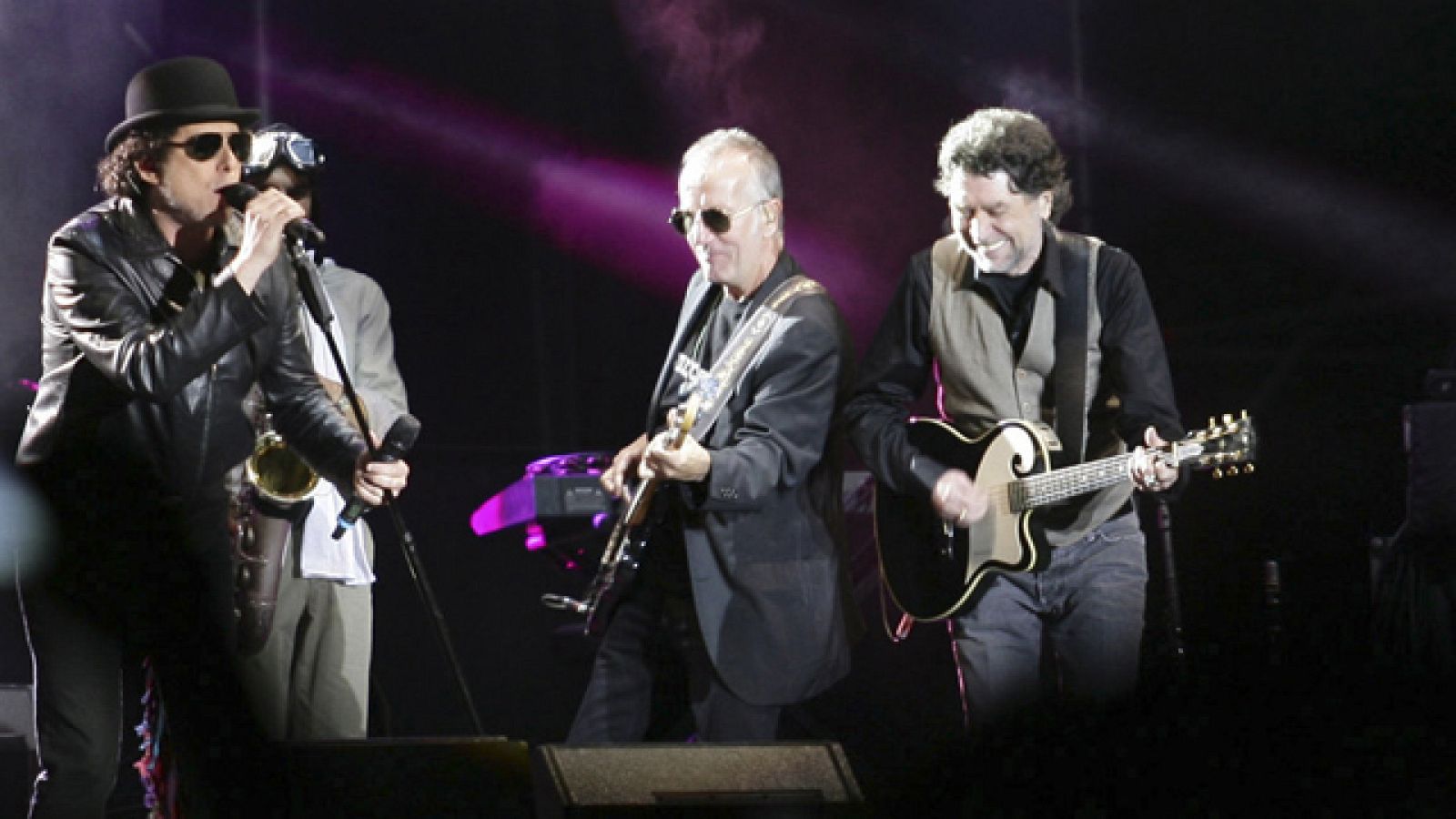 Más de 10.000 personas vibran en Gredos en el último y único concierto del año de Sabina