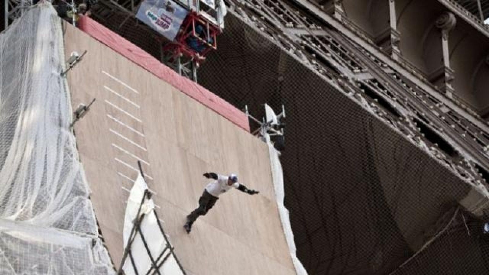 Taig Khris, francés, ha logrado en París un salto de 29 metros, cinco más que el anterior registro que lo tenía un norteamericano.