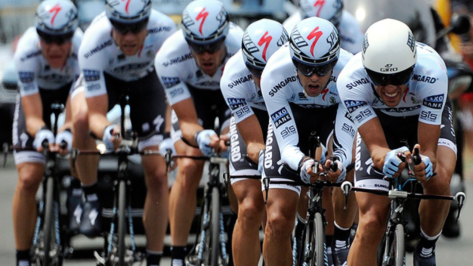 Gran actuación del equipo Saxo Bank en la CRE de la segunda etapa del Tour de Francia 2011.