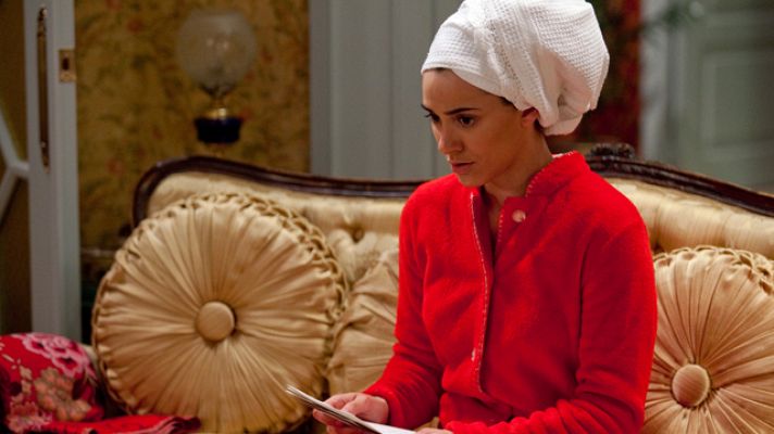 Amar en tiempos revueltos - Gloria descubre la farsa de us tía