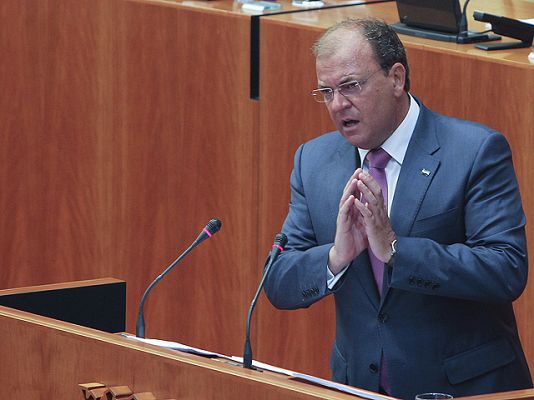  - Monago da la bienvenida a IU tendiéndole la mano