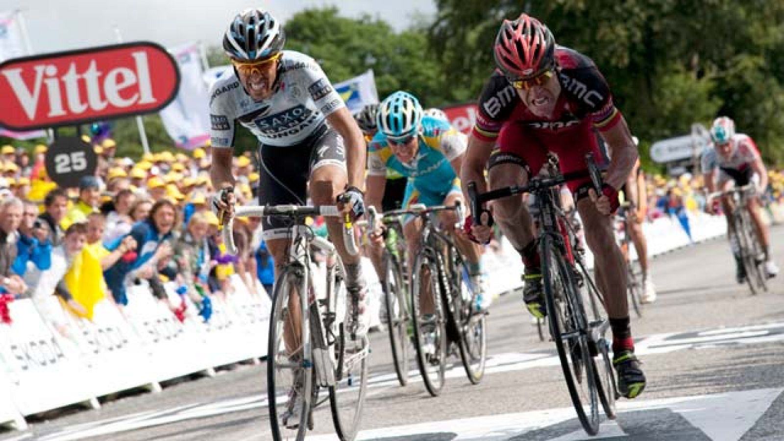 Evans le gana la etapa a Contador | Ver