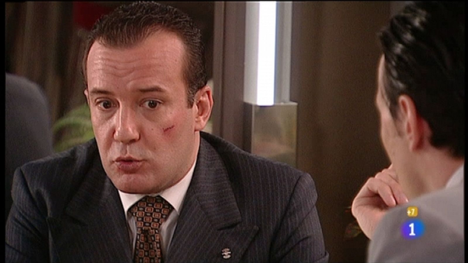 Amar en tiempos revueltos - T6 - Capítulo 222 - La pelea por lo ocurrido en la tienda de discos ha terminado de dinamitar la relación entre Matías y Andrés - Ver ahora