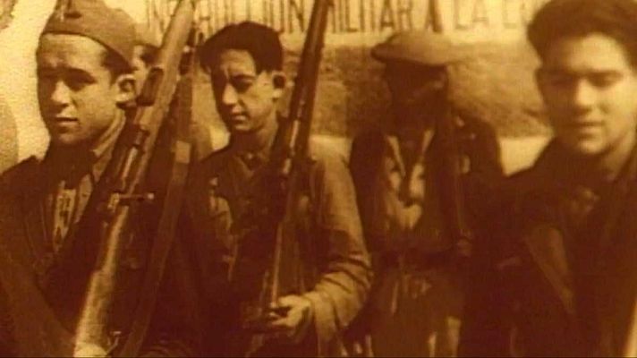 Un grupo de hombres armados posa para la cámara, vestidos con ropa sencilla y portando rifles. Se aprecia un cartel con texto en el fondo, en una imagen con un tono antiguo.
