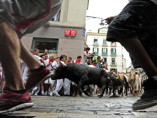 San Fermín - La manada avanza unida por la curva de Estafeta